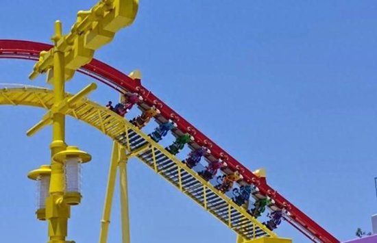 优配速至 上海乐高乐园试运营“大飞车”故障，高温下十余名游客被悬挂半空，涉事设施当日恢复运营