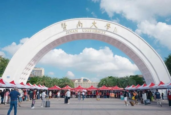 对对配 全红婵已到暨南大学报到，与体育学院院长苏炳添合影留念